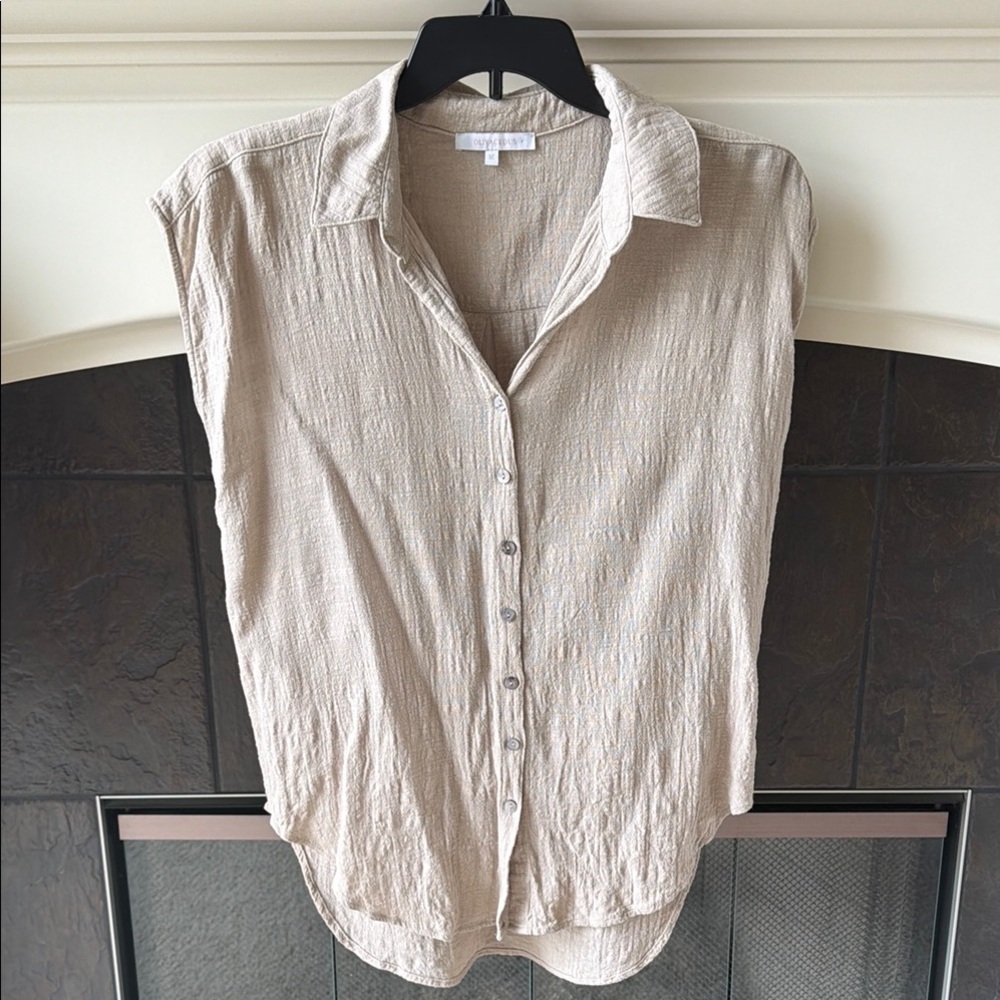 Sleeveless Button-Front hi-low Shirt - Beige